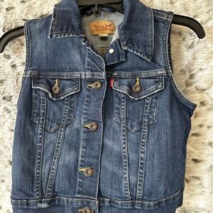 286. Levis distressed sz8 girls jean vest euc